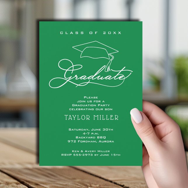 Invitación Guión moderno sobre la graduación verde brillante (Elegant white script and grad hat green graduation party invitations)