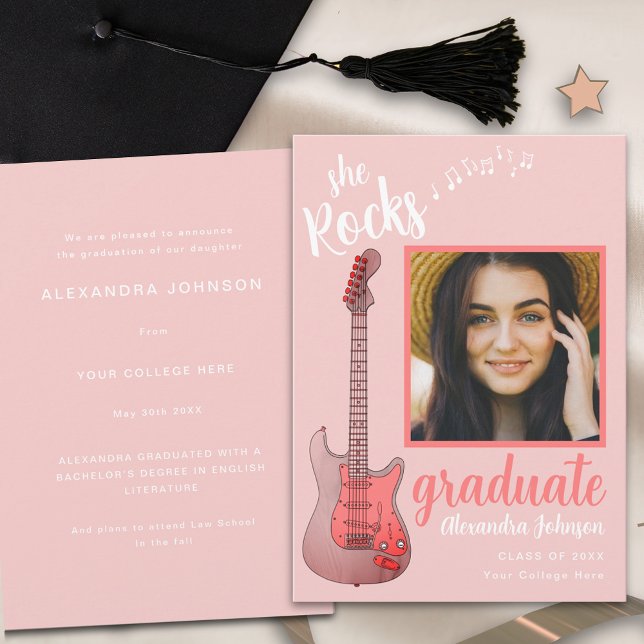 Invitación Guión rosado de foto graduada que roza la música c (Pink guitar graduate photo modern script Graduation announcement card )