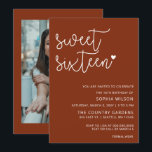 Invitación Guión rústico de terracota dulce 16 cumpleaños fot<br><div class="desc">Rústica Terracota Sencillo Guión Minimalista Dulce 16 Invitación a la foto de cumpleaños</div>