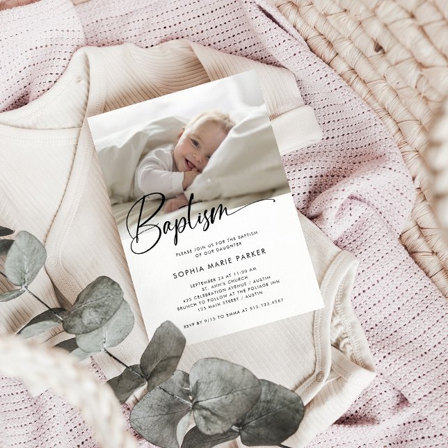 Invitación Guión simple en blanco y negro | Baptismo fotográf (A simple and stylish, black and white Baptism invitation with your baby's photo)