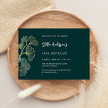 Invitación Guión verde esmeralda de cumpleaños de lujo<br><div class="desc">Fondo verde esmeralda decorado con hojas de ginkgo. Personalice y agregue su nombre y detalles del fiesta. Regreso: patrón de ginkgo.</div>