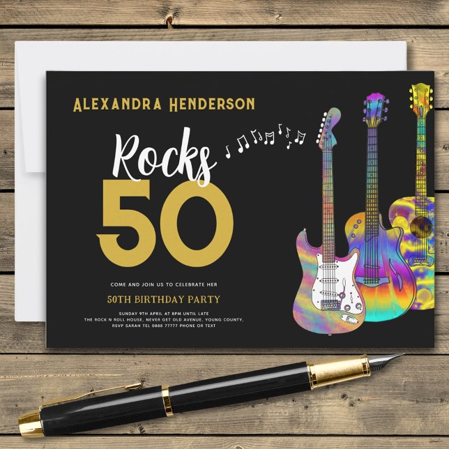 Invitación Guitar 50 cumple 50 años de fiesta (Rock and roll black and gold 50th birthday party invitation colorful funky guitars custom name rocks)