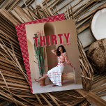 Invitación Hablar 30 conmigo | 30.º Fiesta de cumpleaños<br><div class="desc">Invitaciones modernas para fiestas de cumpleaños con audaces tipografías rojas junto con tu foto favorita. Se puede personalizar a cualquier edad y color. No se hace mejor que esta combinación de colores. Modernos y divertidos, los impresionantes tonos rosas y rojos de caramelo son absolutamente encantadores y dulces. Celebra tu próximo...</div>