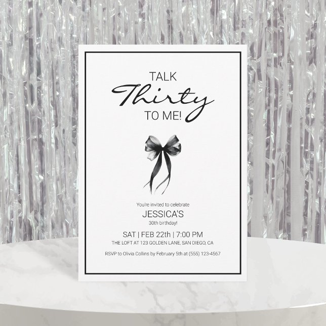 Invitación Hablar 30 conmigo Treinta cumpleaños negro y blanc (Talk 30 to Me Thirty Black and White Bow Birthday Invitation)