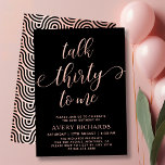 Invitación Hable 30 conmigo Rosa de la escritura de oro 30 cu<br><div class="desc">Moda Elegante Conversación 30 para mí Script 30th Birthday Invitation en oro negro y Rosa. Esta plantilla moderna para invitaciones a fiestas de cumpleaños para mujeres presenta un elegante texto de "Talk Thirty To Me" en un enorme guión falso de caligrafía (o tipografía) en rosa de oro, escrito a mano...</div>