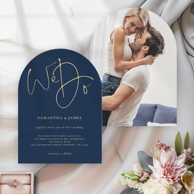 Invitación Hacemos arco de Boda azul de la Marina con guiones (Front and back view)