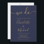 Invitación Hacemos Boda De Leyendas De Firma De Azul Y Oro De<br><div class="desc">Elegante invitación a bodas con firma dorada y azul marino con nombres de estilo,  esta elegante invitación a bodas en azul marino y oro puede ser personalizada con su información en letras blancas de moda. Diseñado por Thisisnotme©</div>