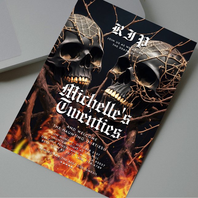 Invitación Halloween de cumpleaños 30 Black Gold Skull modern (30th Halloween Birthday Black Gold Skull Modern Invitation
)