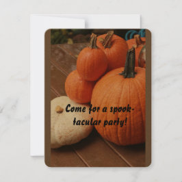 Invitación Halloween está cerca de las calabazas de celebraye