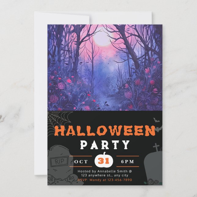 Invitación Halloween negro sobre el bosque azul y púrpura (Anverso)