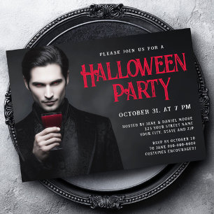 Invitación Halloween, un vampiro guapo bebiendo sangre