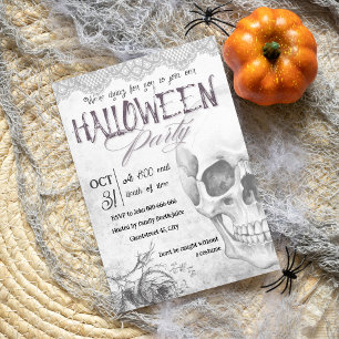 Invitación Halloween vintage para adultos de cráneo blanco y