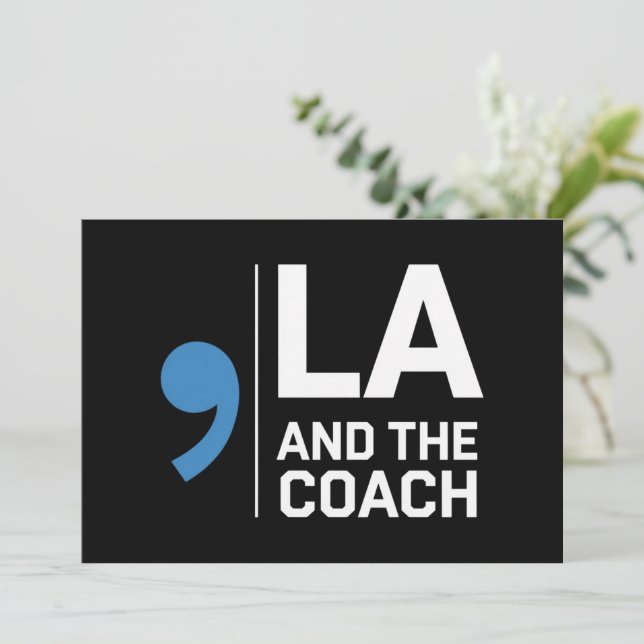 Invitación Harris Walz 2024 Comma La y The Coach 2024 (Anverso de pie)