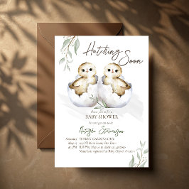 Invitación Hatching soon little bird inside egg baby shower