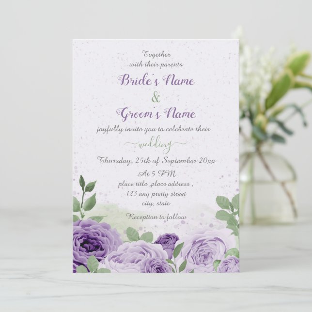 Invitación hermosas flores moradas hojas verdes boda (Anverso de pie)