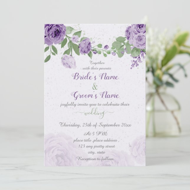 Invitación hermosas flores moradas hojas verdes boda (Anverso de pie)