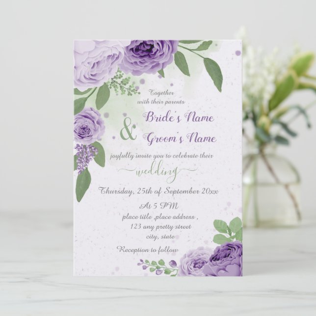 Invitación hermosas flores moradas hojas verdes boda (Anverso de pie)