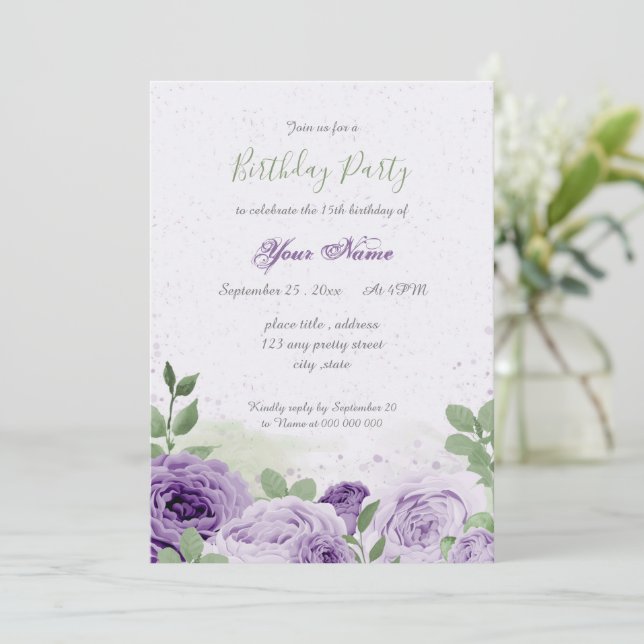 Invitación hermosas flores moradas hojas verdes cumpleaños (Anverso de pie)