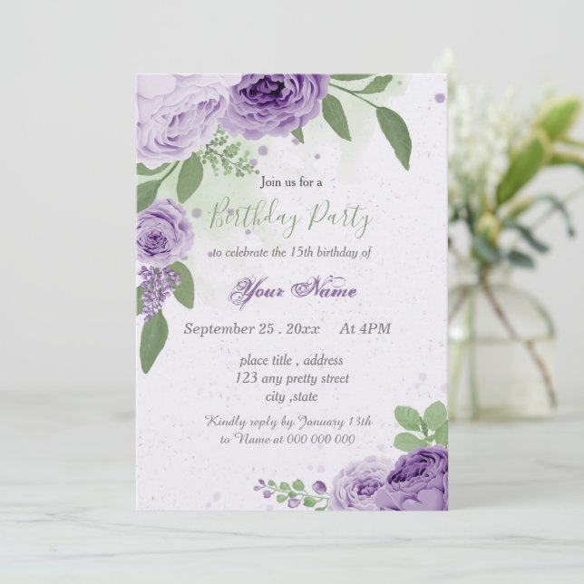 Invitación hermosas flores moradas hojas verdes cumpleaños (Anverso de pie)
