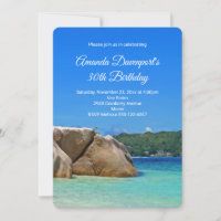 Hermoso mar tropical con cumpleaños de playa rocos