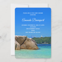 Hermoso mar tropical con ducha de playa rocosa
