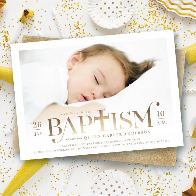 Invitación Hoja de Oro Moderna Cruz Audaz Foto de Bautizo Est (Faux Gold Foil Modern Classic Bold Cross Stylish Baptism Photo Invitation @ fat_fa_tin)