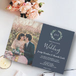 Invitación Hojas de color de agua monograma foto Boda azul ma<br><div class="desc">Elegante acuarela monogramada botánica, azul marino, invitación a la boda con su propia foto. Para la primavera, el verano, el otoño o la boda de invierno. Diseño acuático de rama de olivo verde en tarjeta blanca. Puedes añadir fácilmente tu propia foto para hacerlo muy personal y única, y añadir tu...</div>