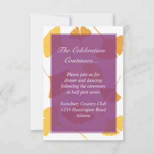 Invitación Hojas de ginkgo caídas en un recinto de boda púrpu