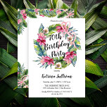 Invitación Hojas tropicales | Pink Floral 70th Birthday Party<br><div class="desc">Hermosa fiesta de cumpleaños de hibiscos florales rosa de color agua fue diseñada con exuberante vegetación tropical y un arco rosado de múltiples lazos. La temática continúa en la parte posterior,  con una franja floral y tropical de arriba y abajo.</div>