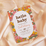 Invitación Hola, bebé | Groovy Retro Flowers Boho Baby Shower<br><div class="desc">Invitaciones a la ducha de bebé retro con arcos modernos de medio siglo, patrones de potencia floral y tipo groovy. La parte delantera de esta tarjeta tiene un fondo floral con una cubierta ovalada blanca en el centro. La paleta de colores cálidos de color marrón, amarillo, naranja, crema y verde...</div>