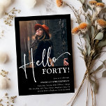 Invitación ¡Hola CUARENTA! Mínimo 40.º Fiesta de cumpleaños<br><div class="desc">Convierta el 40 aniversario de su ser querido en una celebración inolvidable con nuestra invitación a participar en la fiesta de diseño mínima Hello FORTY. Con sólo unos cuantos clics, puede agregar su foto, personalizar la plantilla a los detalles del evento y crear una invitación de fiesta única que se...</div>