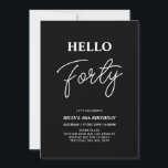 Invitación Hola Cuarenta | Moderno negro 40 Fiesta de cumplea<br><div class="desc">Invite a sus huéspedes con esta elegante invitación de cumpleaños número 40. Este diseño presenta un guión moderno "Hello Forty" en color blanco y negro. Se puede personalizar todo el texto. En mi tienda BaraBomDesign hay disponibles artículos de fiesta coincidentes.</div>