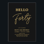 Invitación Hola Cuarenta | Oro y negro 40.º Fiesta de cumplea<br><div class="desc">Invite a sus huéspedes con esta elegante invitación de cumpleaños número 40. Este diseño presenta un guión moderno "Hello Forty" en color negro y dorado. Se puede personalizar todo el texto. En mi tienda BaraBomDesign hay disponibles artículos de fiesta coincidentes.</div>