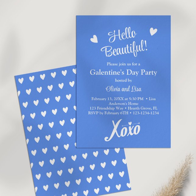 Invitación ¡Hola, Hermoso! Fiesta del Día de Galentina XOXO A (Hello Beautiful! Blue XOXO Galentine's Day Party Invitation on a white table.)