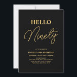 Invitación Hola Noventa | Fiesta de los 90 Años Oro y Negro<br><div class="desc">Invite a sus huéspedes con esta elegante invitación de cumpleaños número 90. Este diseño presenta un guión moderno "Hola Ochenta" en color negro y dorado. Se puede personalizar todo el texto. En mi tienda BaraBomDesign hay disponibles artículos de fiesta coincidentes.</div>