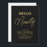 Invitación Hola Noventa | Fiesta de los 90 Años Oro y Negro<br><div class="desc">Invite a sus huéspedes con esta elegante invitación de cumpleaños número 90. Este diseño presenta un guión moderno "Hola Ochenta" en color negro y dorado. Se puede personalizar todo el texto. En mi tienda BaraBomDesign hay disponibles artículos de fiesta coincidentes.</div>