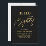 Invitación Hola Ochenta | Fiesta de cumpleaños 80 dorada y ne<br><div class="desc">Invite a sus invitados con esta elegante invitación de cumpleaños 80. Este diseño presenta un moderno "Hola Ochenta" en tema de color negro y dorado. Puede personalizar todo el texto. Los suministros de fiesta coincidentes están disponibles en mi tienda BaraBomDesign.</div>