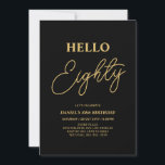 Invitación Hola Ochenta | Fiesta de los 80 Años Oro y Negro<br><div class="desc">Invite a sus huéspedes con esta elegante invitación de cumpleaños número 80. Este diseño presenta un guión moderno "Hola Ochenta" en color negro y dorado. Se puede personalizar todo el texto. En mi tienda BaraBomDesign hay disponibles artículos de fiesta coincidentes.</div>