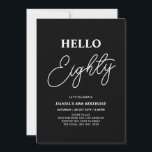 Invitación Hola Ochenta | Moderna fiesta de cumpleaños número<br><div class="desc">Invite a sus huéspedes con esta elegante invitación de cumpleaños número 80. Este diseño presenta un guión moderno "Hello Eighty" en color blanco y negro. Se puede personalizar todo el texto. En mi tienda BaraBomDesign hay disponibles artículos de fiesta coincidentes.</div>