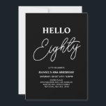 Invitación Hola Ochenta | Moderna fiesta de cumpleaños número<br><div class="desc">Invite a sus huéspedes con esta elegante invitación de cumpleaños número 80. Este diseño presenta un guión moderno "Hello Eighty" en color blanco y negro. Se puede personalizar todo el texto. En mi tienda BaraBomDesign hay disponibles artículos de fiesta coincidentes.</div>