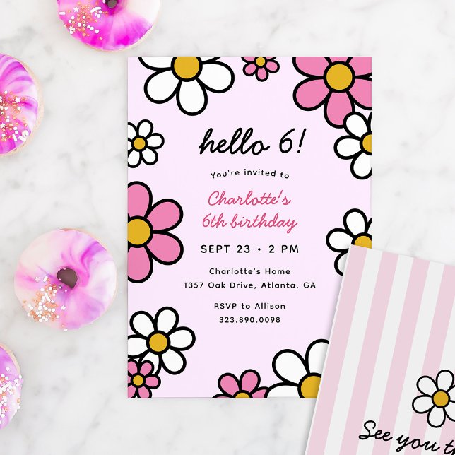 Invitación Hola Personalizado Cutie Daisies Fiesta de cumplea (Hello Cutie cartoon daisies birthday party invitation template in pink, white, and yellow)