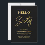 Invitación Hola Sesenta | Fiesta de los 60 Años Oro y Negro<br><div class="desc">Invite a sus huéspedes con esta elegante invitación de cumpleaños número 60. Este diseño presenta un guión moderno "Hello Sixty" en color negro y dorado. Se puede personalizar todo el texto. En mi tienda BaraBomDesign hay disponibles artículos de fiesta coincidentes.</div>