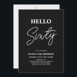 Invitación Hola Sesenta | Moderna fiesta de cumpleaños número<br><div class="desc">Invite a sus huéspedes con esta elegante invitación de cumpleaños número 60. Este diseño presenta un guión moderno "Hello Sixty" en blanco y negro. Se puede personalizar todo el texto. En mi tienda BaraBomDesign hay disponibles artículos de fiesta coincidentes.</div>