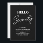Invitación Hola Setenta | Moderna fiesta de cumpleaños número<br><div class="desc">Invite a sus huéspedes con esta elegante invitación de cumpleaños número 70. Este diseño presenta un guión moderno "Hello Setenty" en color blanco y negro. Se puede personalizar todo el texto. En mi tienda BaraBomDesign hay disponibles artículos de fiesta coincidentes.</div>