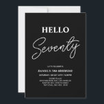 Invitación Hola Setenta | Moderna fiesta de cumpleaños número<br><div class="desc">Invite a sus huéspedes con esta elegante invitación de cumpleaños número 70. Este diseño presenta un guión moderno "Hello Setenty" en color blanco y negro. Se puede personalizar todo el texto. En mi tienda BaraBomDesign hay disponibles artículos de fiesta coincidentes.</div>