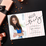 Invitación Hola Treinta Foto de Escritura Moderna Cumpleaños<br><div class="desc">Celebra cumplir 30 años con estilo con esta elegante invitación que presenta tipografía de escritura moderna que dice “Hola Treinta”. Situada sobre un fondo suave de rayas rosadas y blancas, su diseño limpio y elegante la hace una opción perfecta para su día especial. Personaliza con una foto de la cumpleañera....</div>