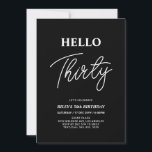 Invitación Hola Treinta | Moderno negro 30 Fiesta de cumpleañ<br><div class="desc">Invite a sus huéspedes con esta elegante invitación de cumpleaños número 30. Este diseño presenta un guión moderno "Hello Thirty" (Hola a treinta) en el tema del color blanco y negro. Se puede personalizar todo el texto. En mi tienda BaraBomDesign hay disponibles artículos de fiesta coincidentes.</div>