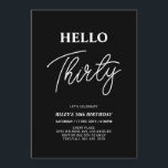 Invitación Hola Treinta | Moderno negro 30 Fiesta de cumpleañ<br><div class="desc">Invite a sus huéspedes con esta elegante invitación de cumpleaños número 30. Este diseño presenta un guión moderno "Hello Thirty" (Hola a treinta) en el tema del color blanco y negro. Se puede personalizar todo el texto. En mi tienda BaraBomDesign hay disponibles artículos de fiesta coincidentes.</div>