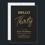 Invitación Hola Treinta | Oro y negro 30 Fiesta de cumpleaños<br><div class="desc">Invite a sus huéspedes con esta elegante invitación de cumpleaños número 30. Este diseño presenta un guión moderno "Hello Thirty" (Hola a treinta) en color negro y dorado. Se puede personalizar todo el texto. En mi tienda BaraBomDesign hay disponibles artículos de fiesta coincidentes.</div>