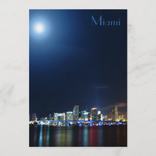 Invitación Horizonte de Miami en el panorama de la noche -